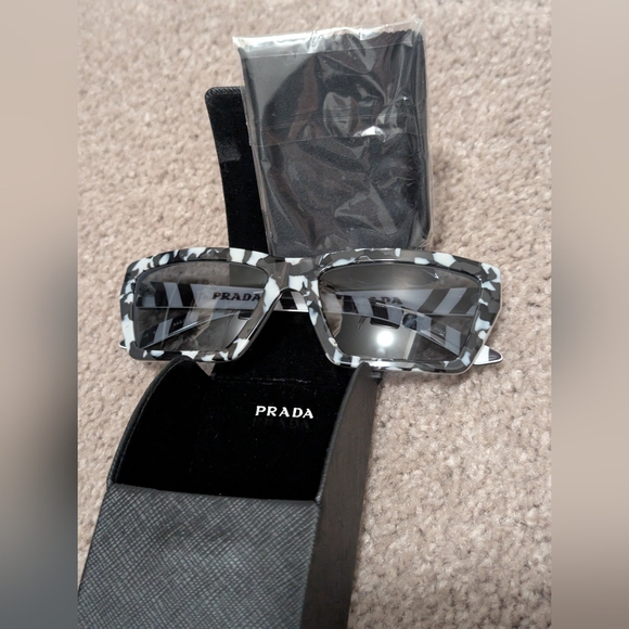 Prada sunglasses, black and white- accessory, Women's, great condition - Picture 2 of 9